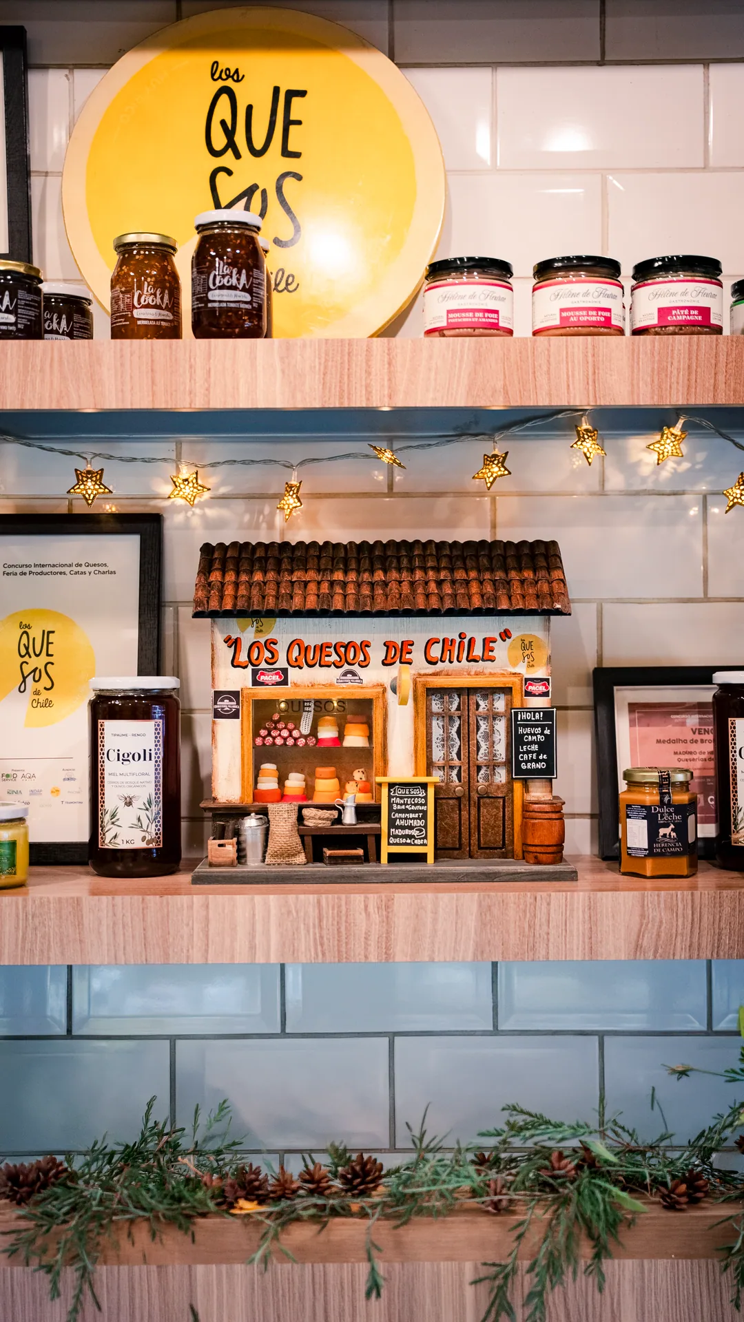 Maqueta artesanal de la tienda Los Quesos de Chile con sus premios